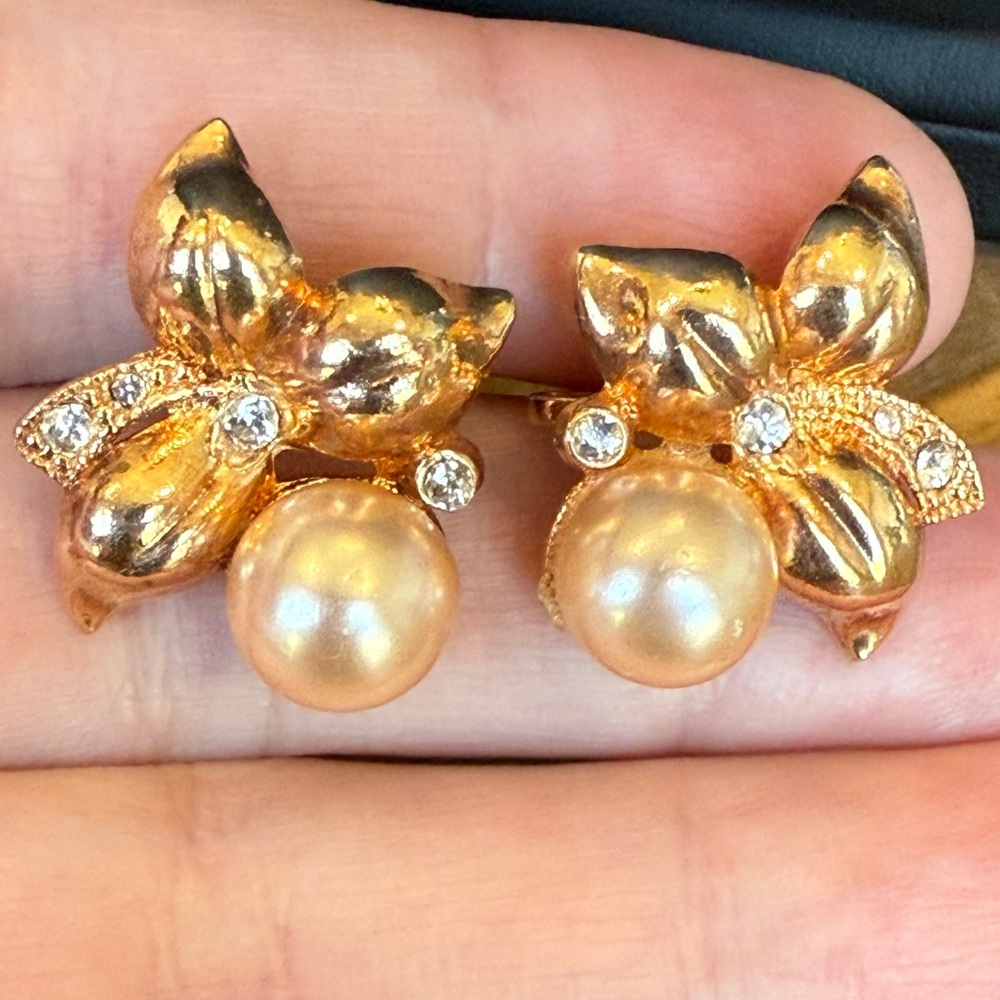 Vintage Gold Tone Faux Pearl & Rhinestone Screw Back Earrings Flower Shaped